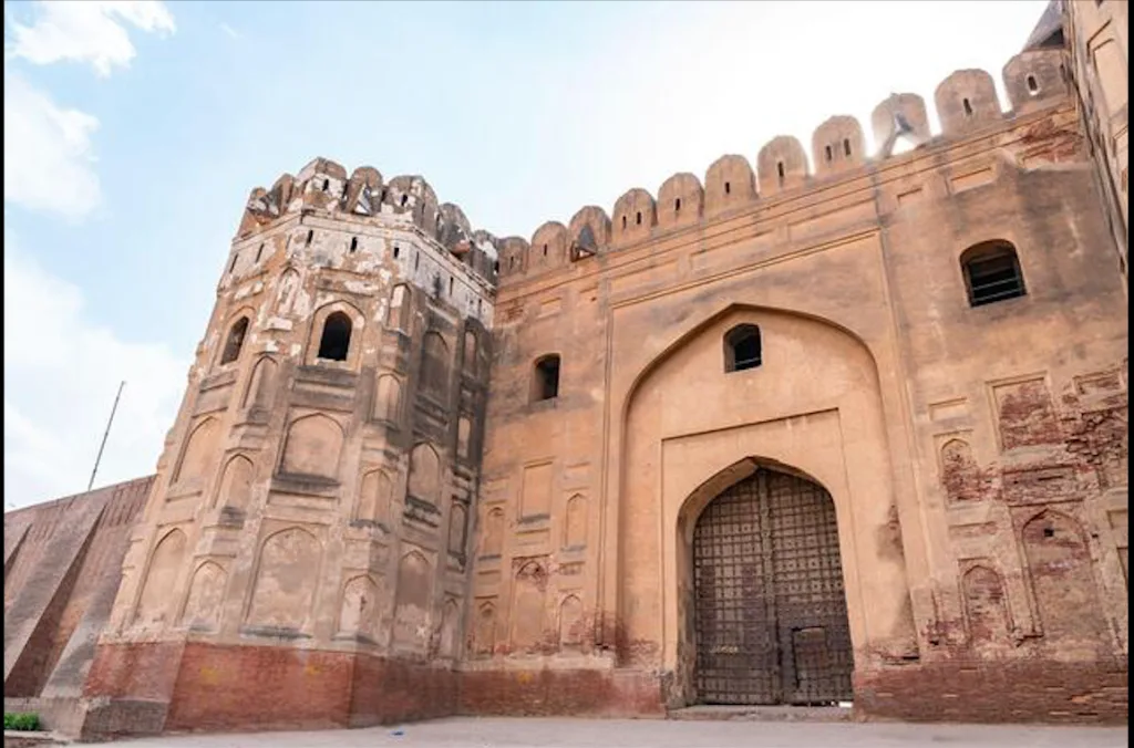 How Many Gates Did The Walled City Of Lahore Have?
