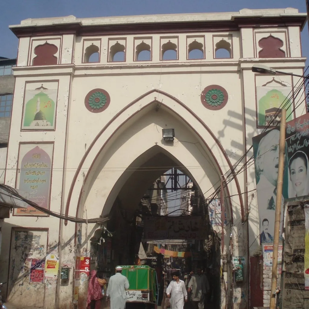 How Many Gates Did The Walled City Of Lahore Have?